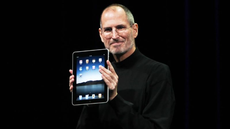 Năm 2010, Apple chính thức ra mắt iPad thế hệ đầu tiên tại hội nghị Yerba Buena ở San Francisco