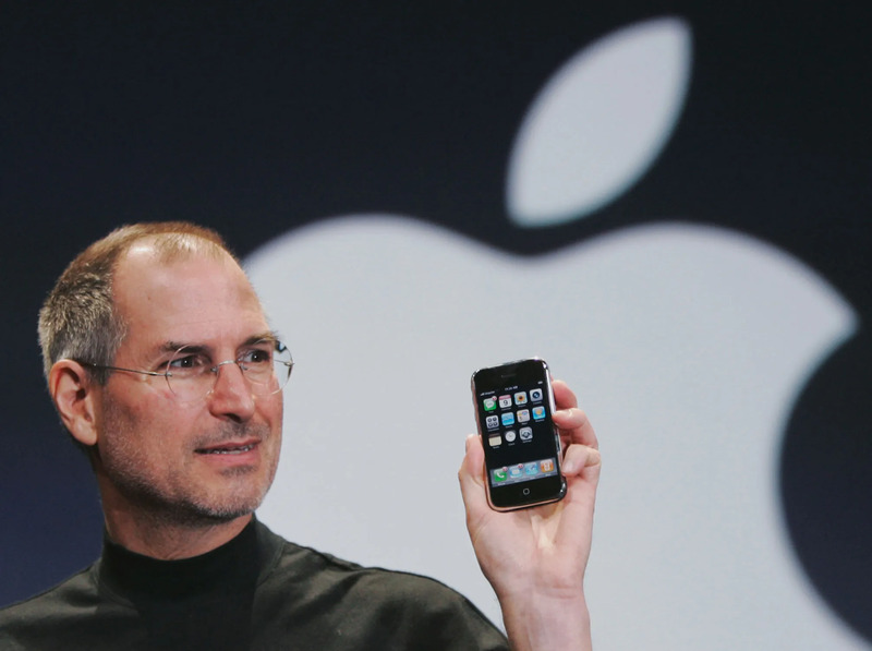 Apple khởi đầu từ năm 1976 bởi ba nhà sáng lập là Steve Jobs, Steve Wozniak và Ronald Wayne