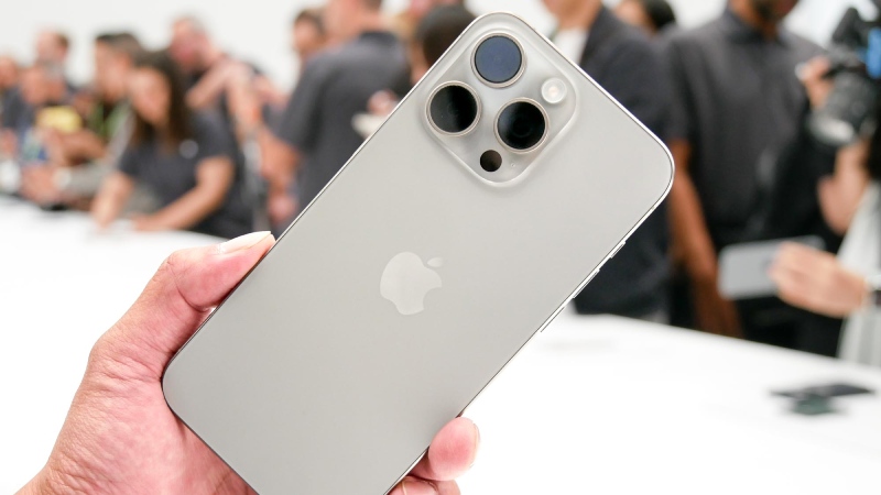 Apple đã tạo nên những chiếc điện thoại iPhone 15 Pro và Pro Max với khung viền làm từ titan thay vì thép không gỉ