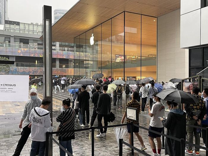 shock-canh-chay-loan-chen-lan-khi-mua-iphone-13-o-trung-quoc