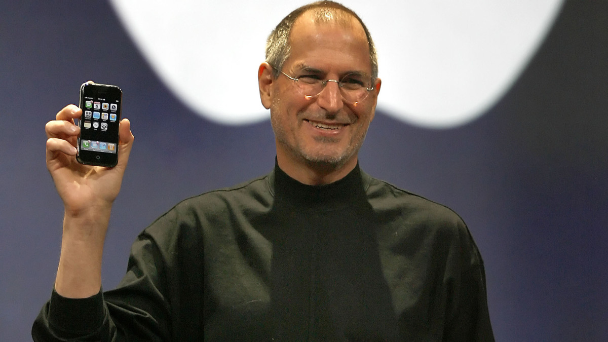 steve-jobs-iphone-175852238