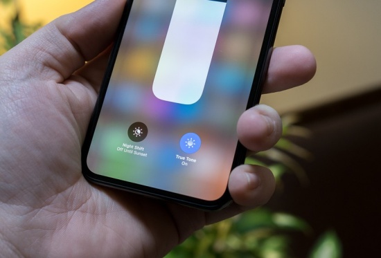man-hinh-iPhone-X-tu-giam-do-sang