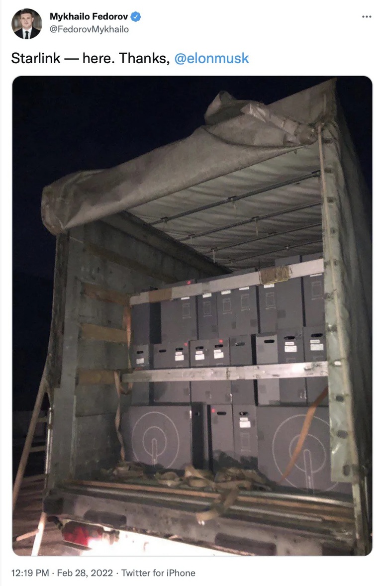 pho-thu-tuong-ukraine-khoe-nhan-duoc-thiet-bi-ve-tinh-starlink-cua-elon-musk-sau-1-ngay-keu-goi-1