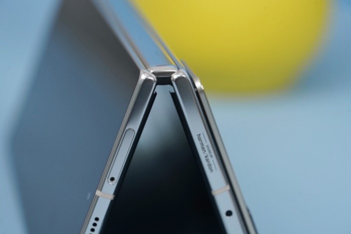 tren-tay-Xiaomi-MIX-Fold-2-5