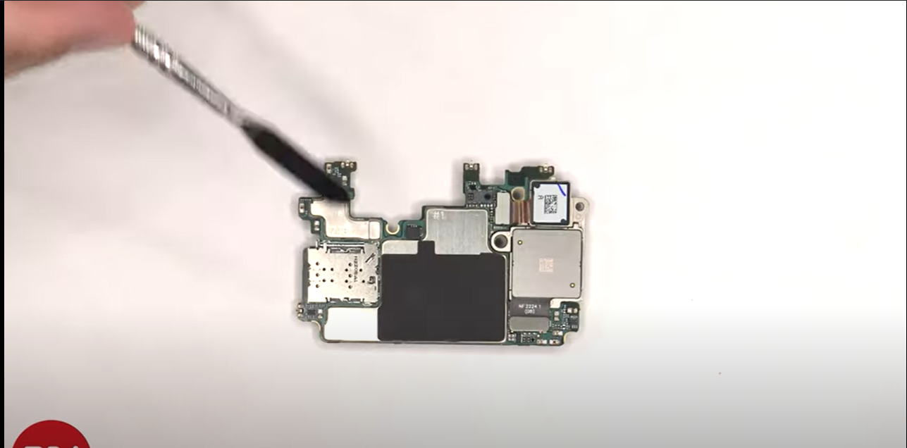 video-phau-thuat-galaxy-z-flip-4-cho-thay-thiet-bi-tot-nhu-quang-cao-2