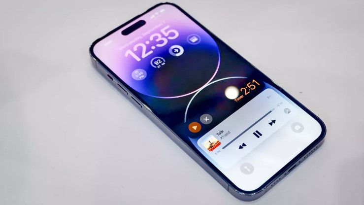 Tren-tay-iPhone-14-Pro-Deep-Purple-3