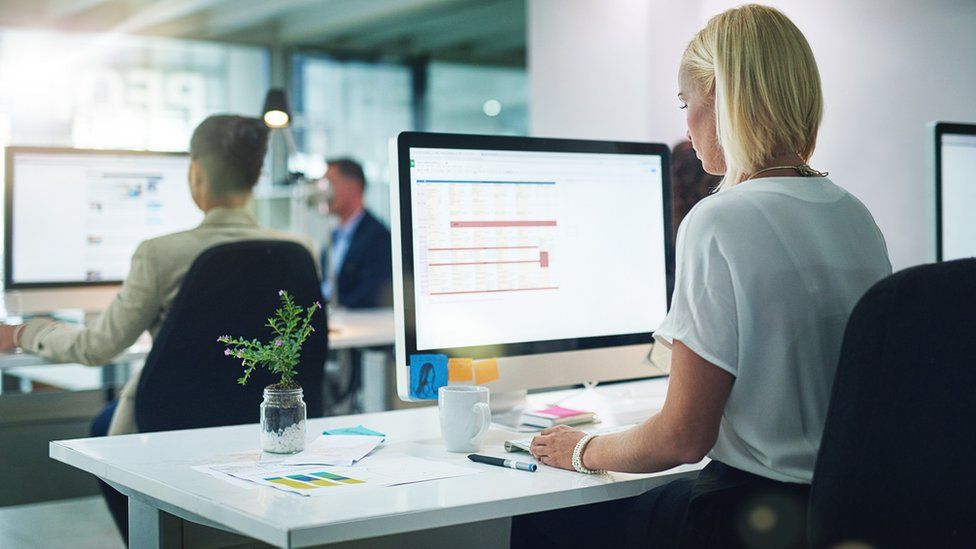 mot-anh-chang-bi-cong-ty-sa-thai-vi-khong-mo-webcam-va-cai-ket-1