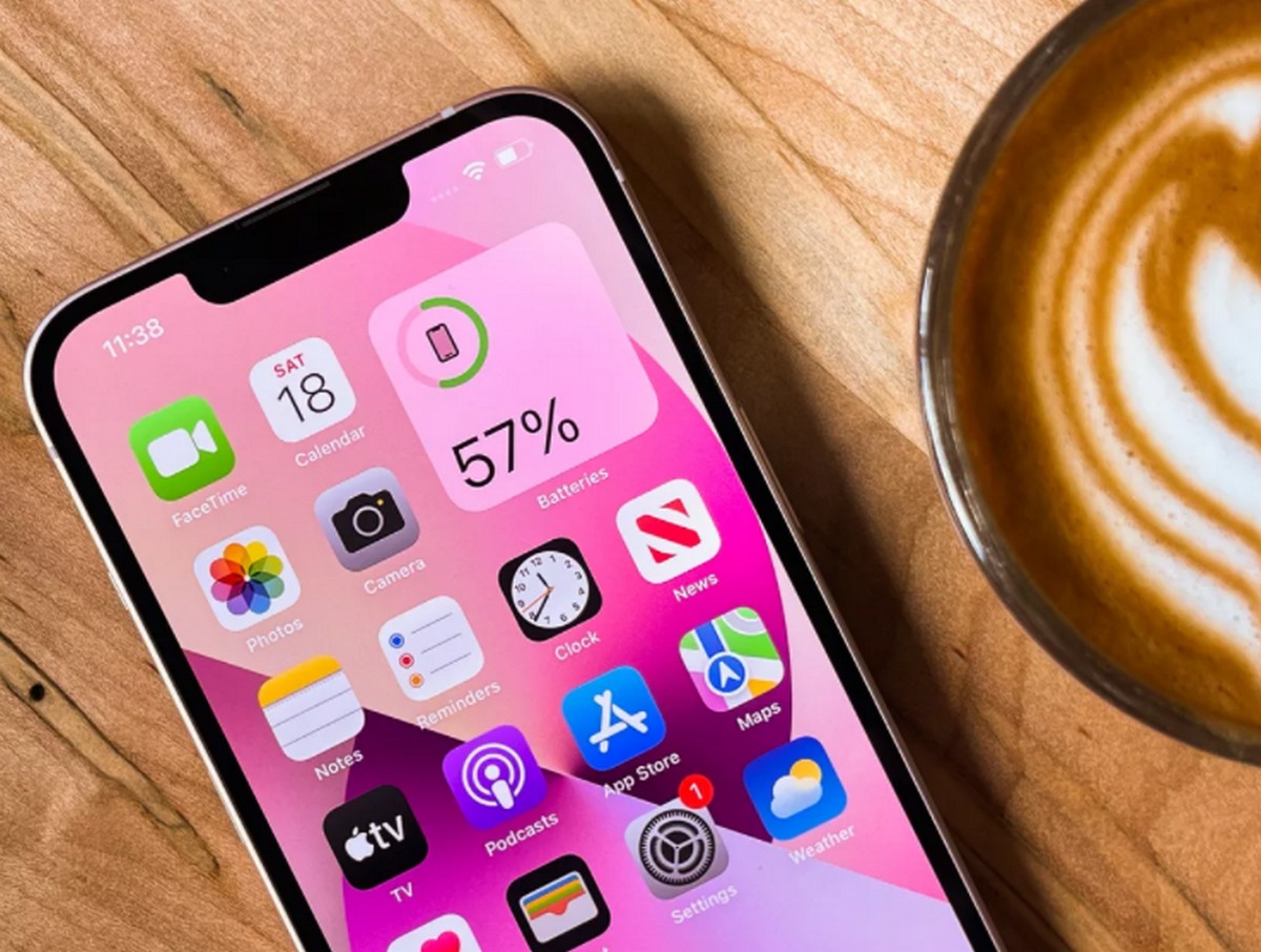 nguoi-dan-ong-bi-cuop-125-chiec-iphone-13-khi-vua-roi-cua-hang-2