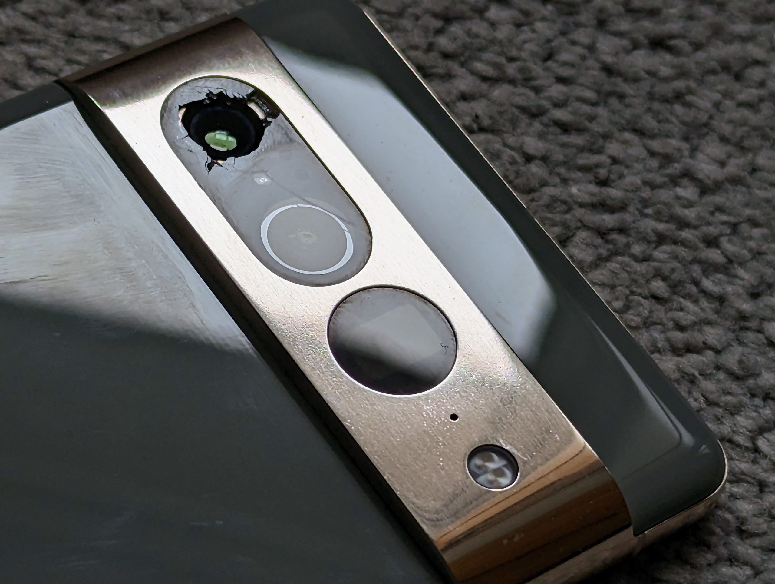 mat-kinh-camera-sau-tren-pixel-7-tu-vo-khong-ro-ly-do-2