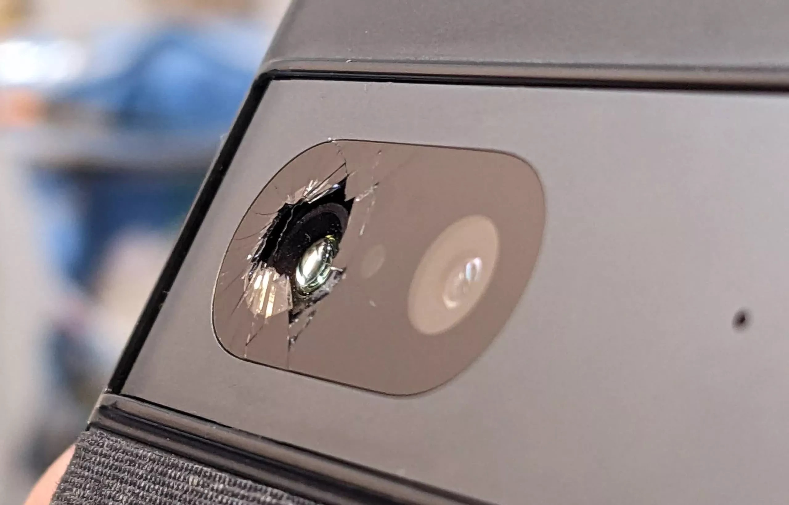 mat-kinh-camera-sau-tren-pixel-7-tu-vo-khong-ro-ly-do-3