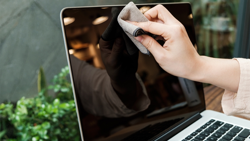 Sử dụng vải “bẩn” lau màn hình