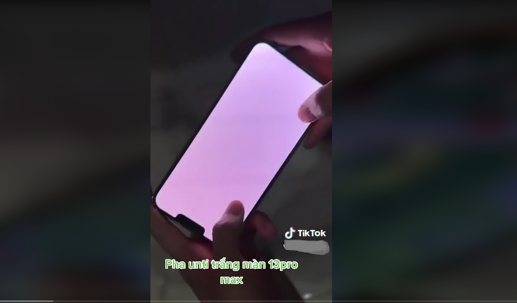 dung-nguoi-dung-thoi-diem-game-thu-lien-quan-dang-dung-ulti-thi-man-hinh-iphone-13-pro-max-trang-xoa-