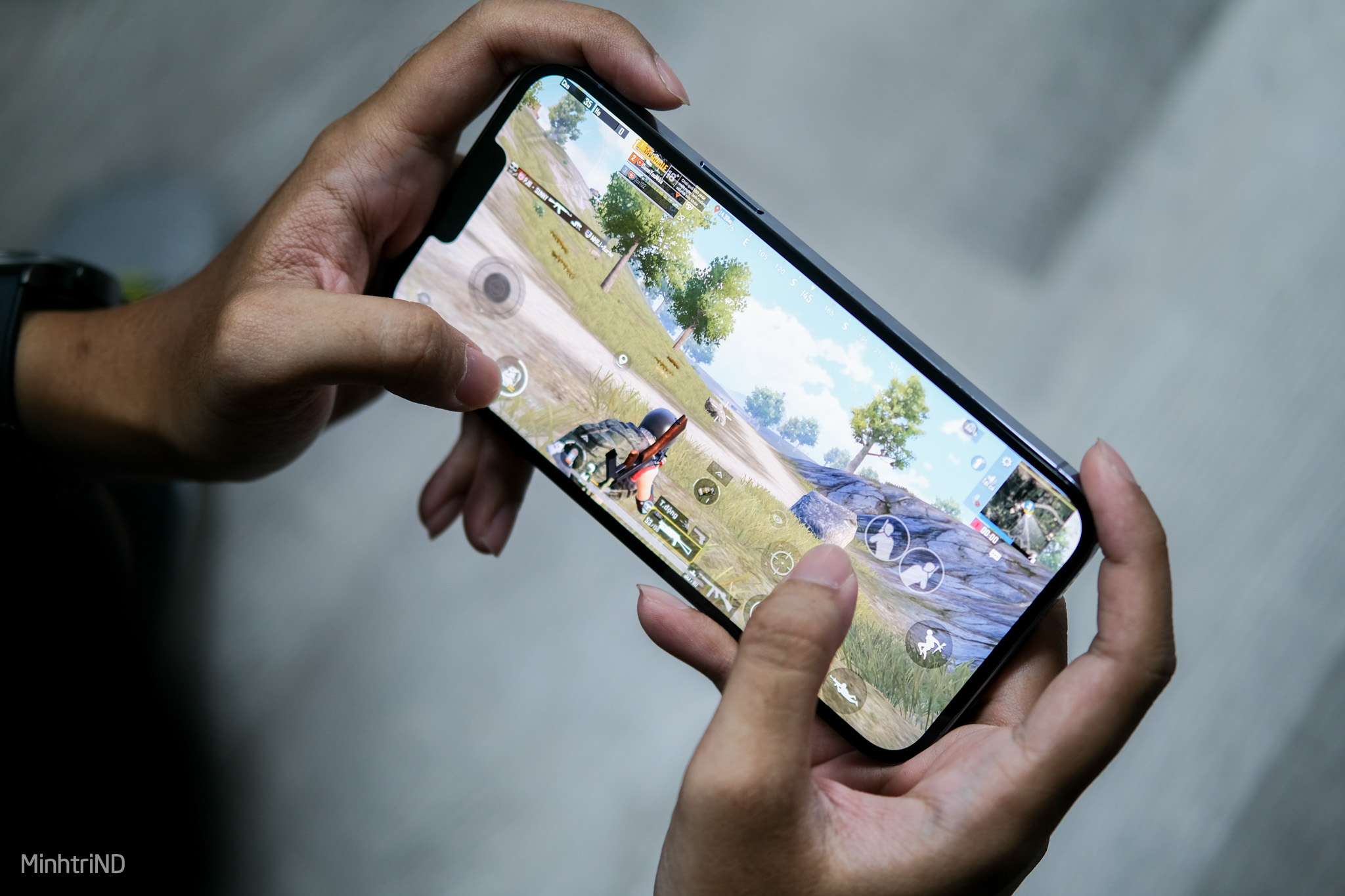 dung-nguoi-dung-thoi-diem-game-thu-lien-quan-dang-dung-ulti-thi-man-hinh-iphone-13-pro-max-trang-xoa-2