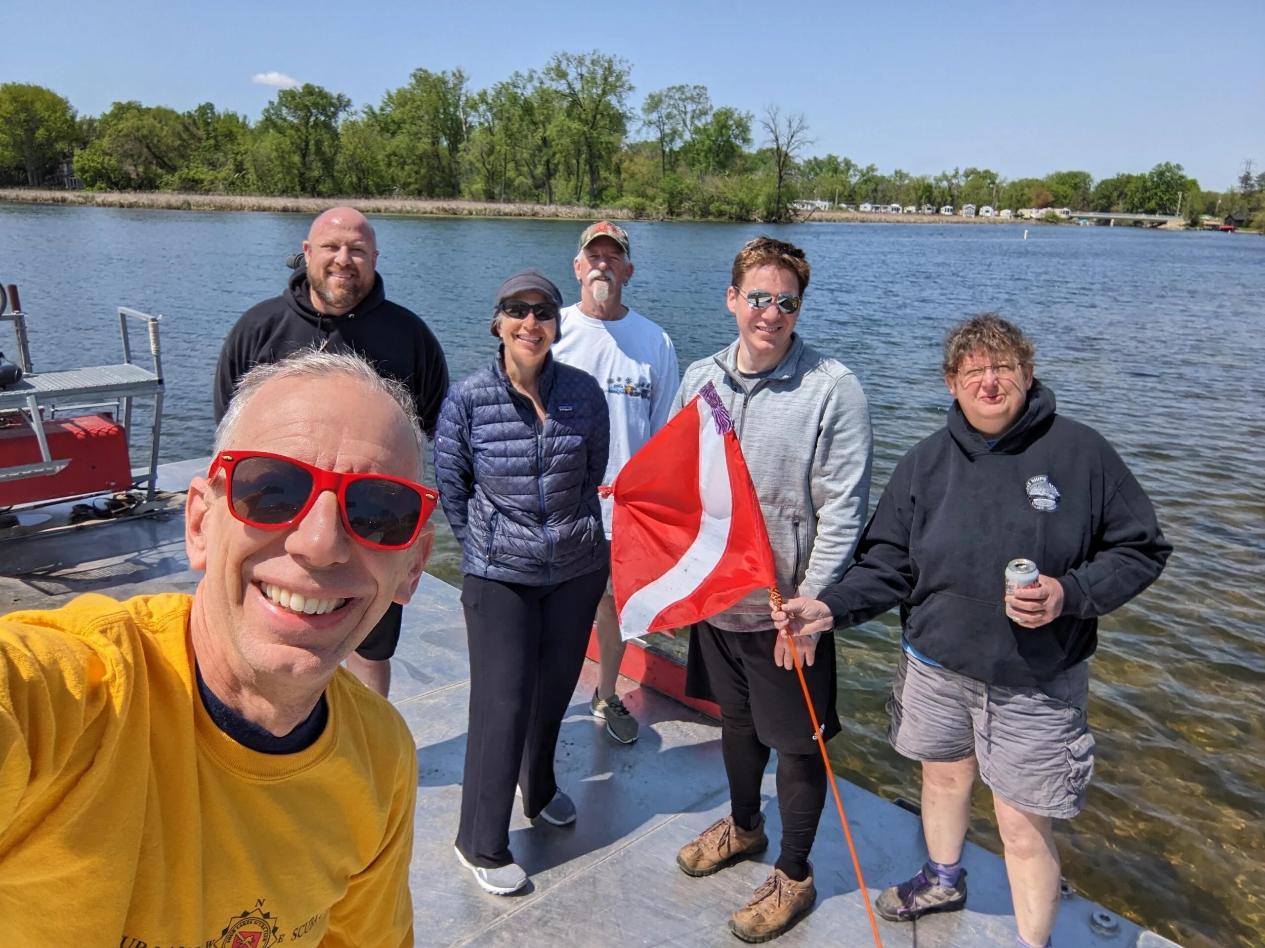 iphone-lan-duoi-day-ho-1-nam-tro-ve-voi-chu-nhan-va-van-hoat-dong-duoc-1