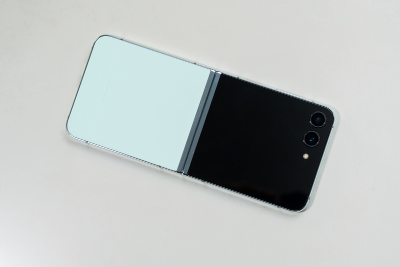 ro-ri-thiet-ke-galaxy-z-flip-5-voi-kich-thuoc-man-hinh-ben-ngoai-cuc-khung