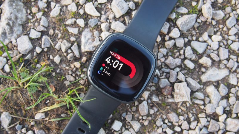 Đồng hồ Fitbit có độ bền cao, tích hợp chống nước