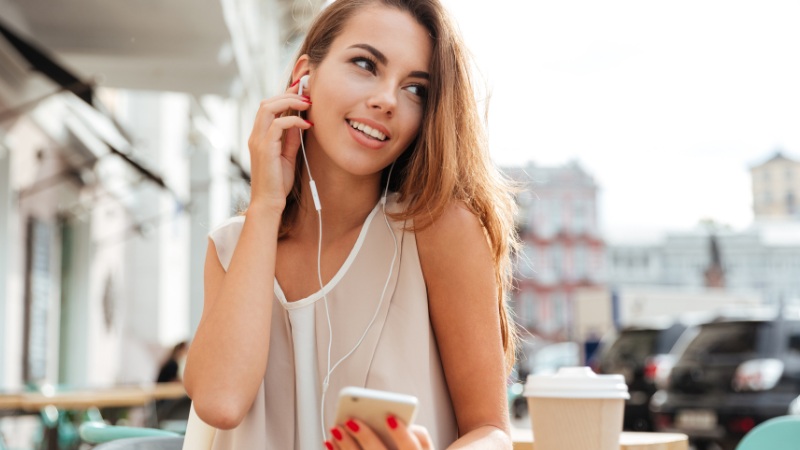 Sử dụng tai nghe có thể tăng đáng kể chất lượng âm thanh so với sử dụng loa ngoài thông thường
