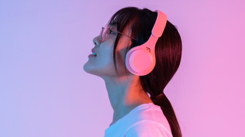 Một trong những lợi ích chính của tai nghe là khả năng cung cấp sự thoải mái khi nghe trong thời gian dài