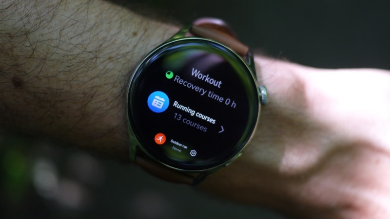 Huawei Watch GT 3 có vỏ bằng thép không gỉ, mặt sau bằng nhựa và đi kèm dây đeo bằng da