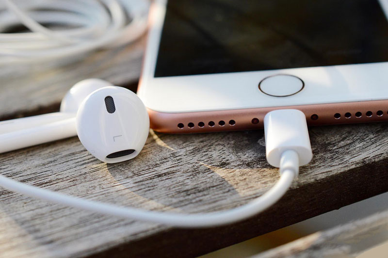 Kinh nghiệm mua tai nghe iPhone 7 Plus chính hãng đúng giá | websosanh.vn