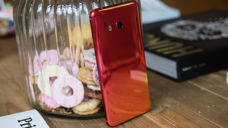 HTC U11 red