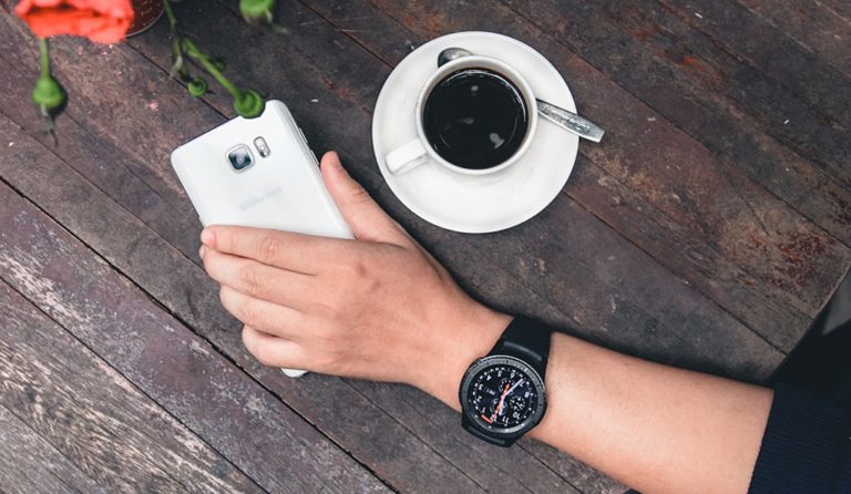 samsung-op-lung-sac-khong-day-cho-gear-watch-6