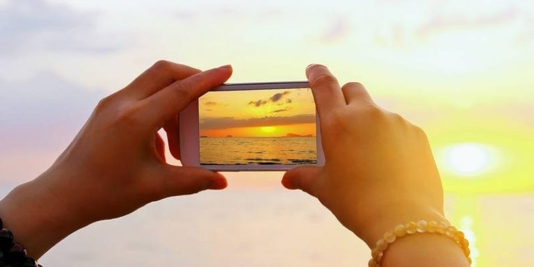 dùng smartphone ngày nắng nóng