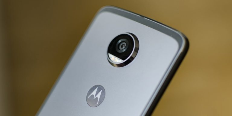 moto-z2-play-chinh-hang-len-ke-`