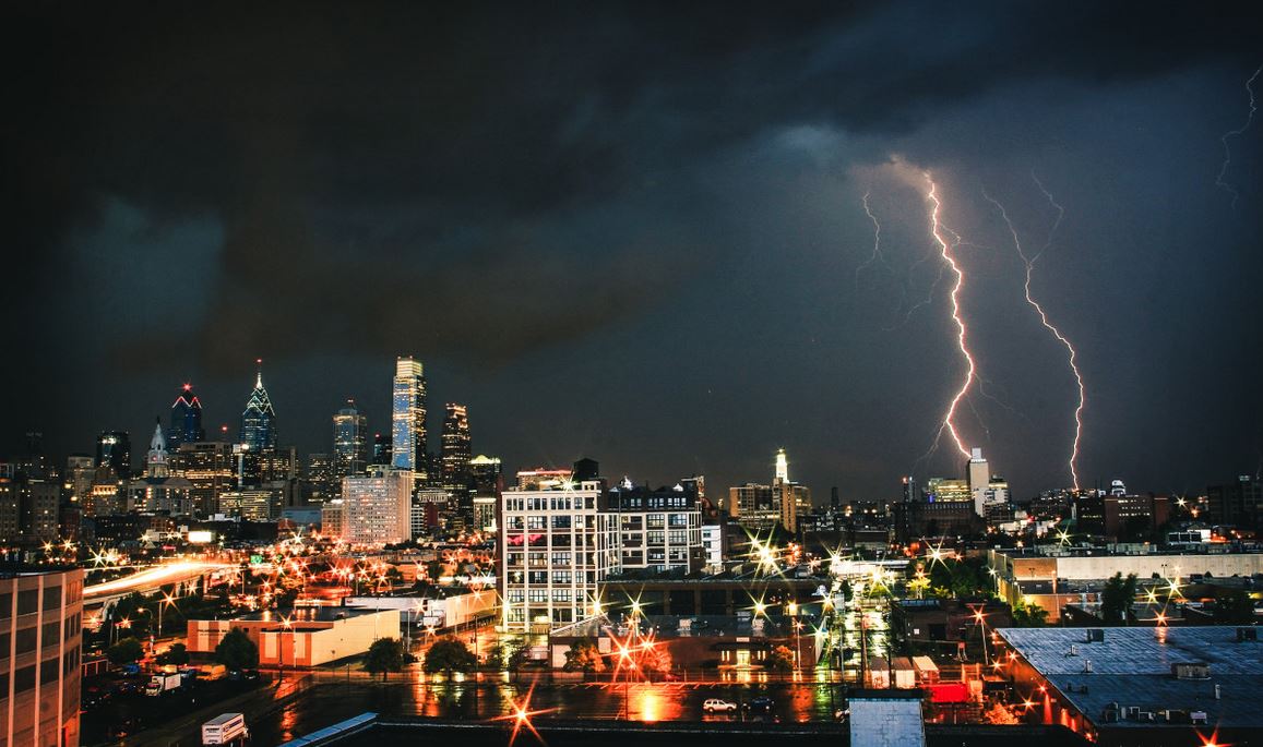 sử dụng điện thoại dưới mưa