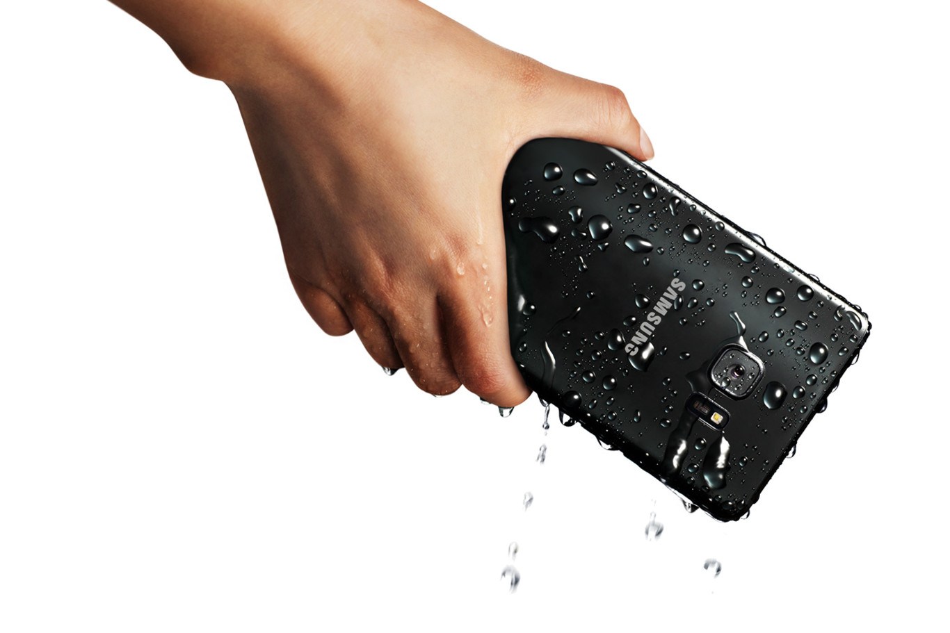 sử dụng điện thoại dưới mưa