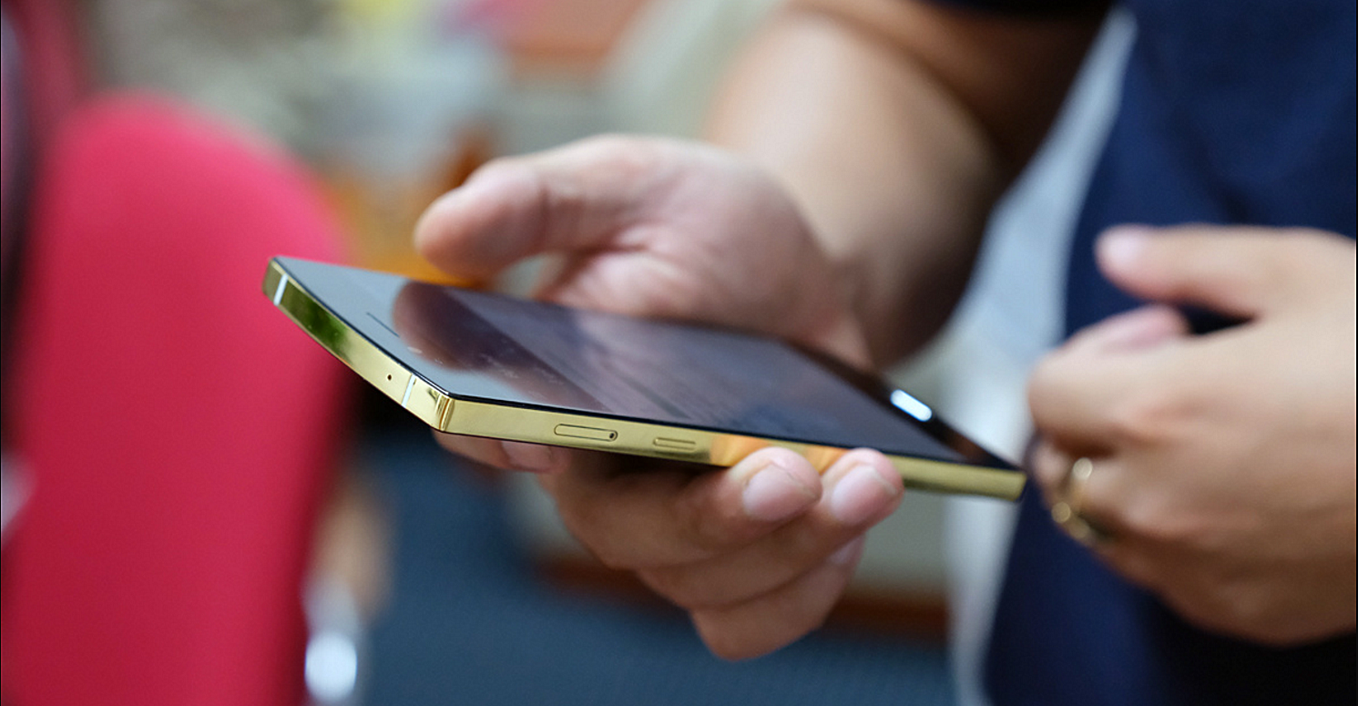 tren-tay-bphone-2017-gold-0