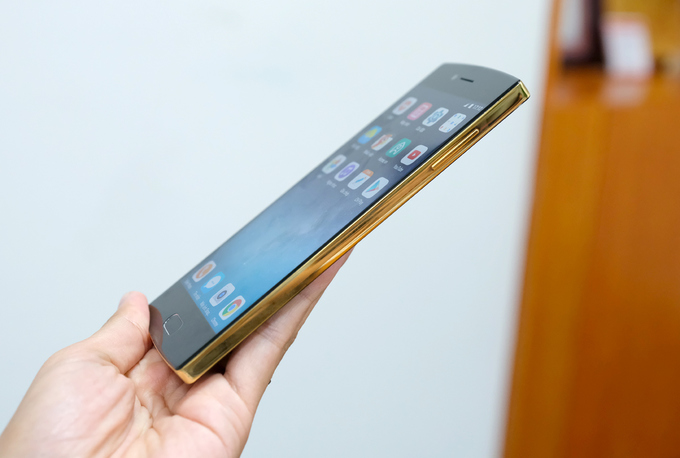 tren-tay-bphone-2017-gold-5