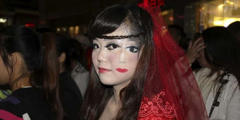 1413130181_weird-halloween-costumes