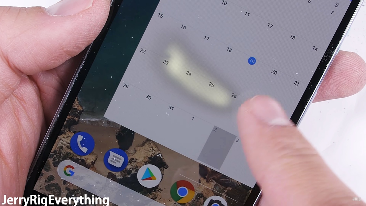 Tưởng chừng như các nhà sản xuất sẽ chú tâm hơn vào độ bền của sản phẩm, nhưng bài thử nghiệm độ bền Google Pixel 2 mới đây lại chỉ ra điều ngược lại.