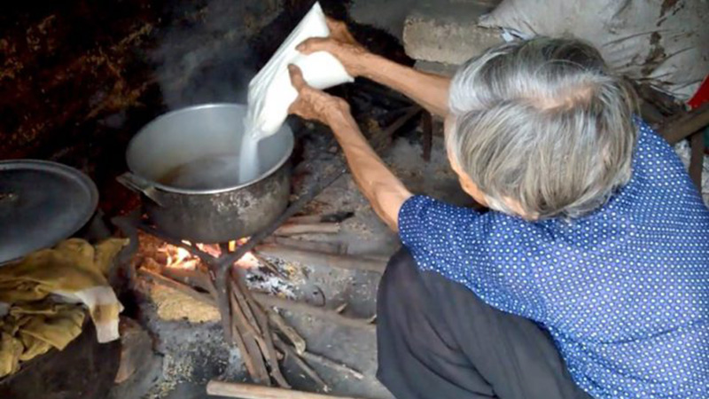 Bà lão bán mật ong giả tại Hà Nội: “Phải bán đắt người ta mới tin”