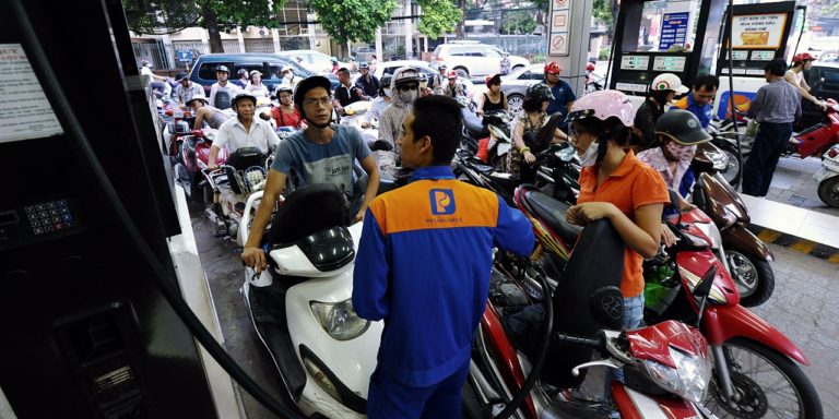 cách phân biệt xăng giả đơn giản nhất 1