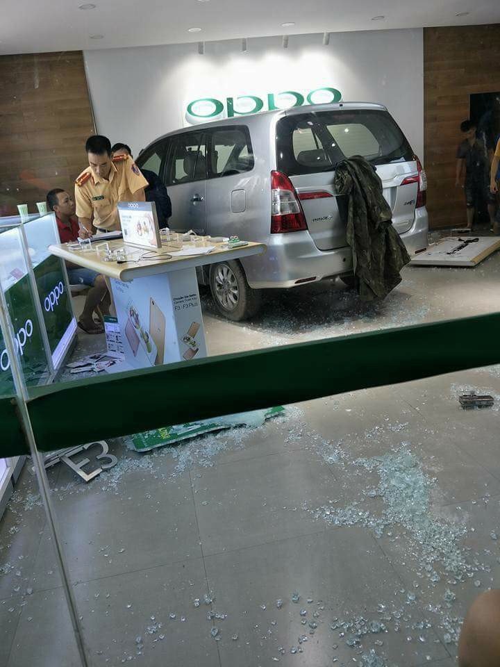 cửa hàng oppo bị đâm bởi ô tô 2