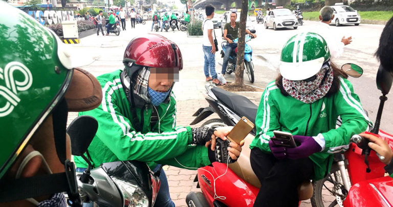 grabbike-gia-xuat-hien-tai-san-bay-2