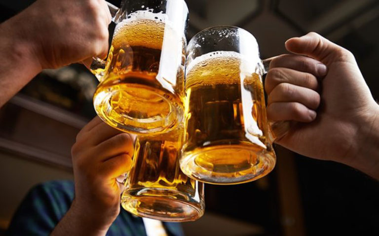 nói ngoại ngữ trôi chảy hơn khi uống rượu bia 1