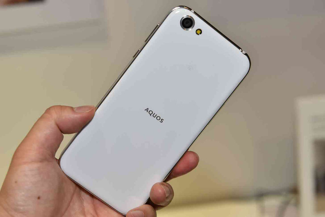 sharp aquos r compact ra mắt kết hợp iPhone x và essential phone 3