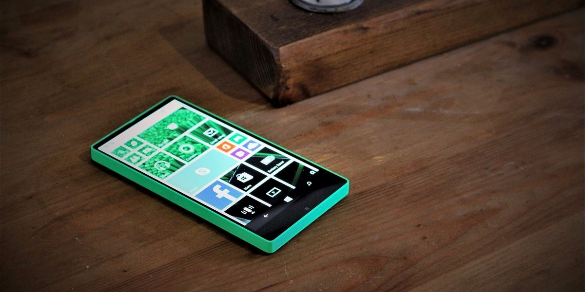 smartphone không viền microsoft vela 1