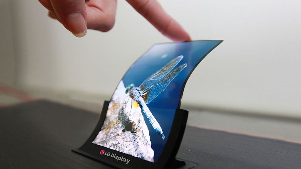 tin-don-apple-dang-lam-viec-voi-lg-de-san-xuat-man-hinh-gap-tren-iphone