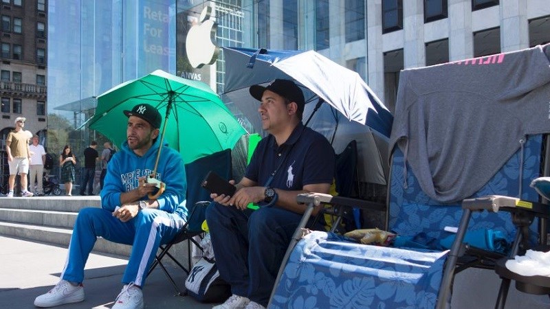 xếp hàng mua iPhone X 1