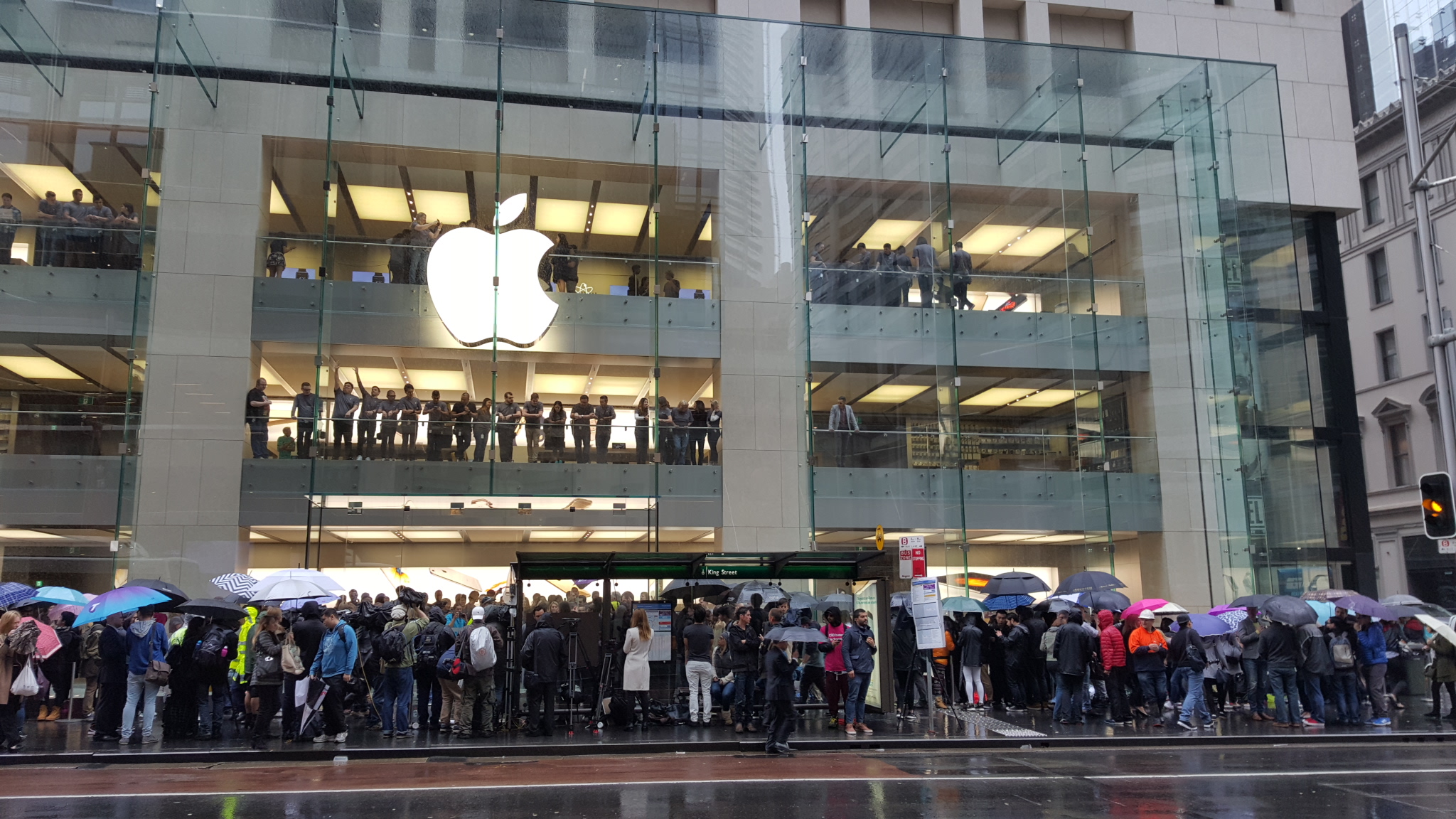 xếp hàng mua iPhone X 2