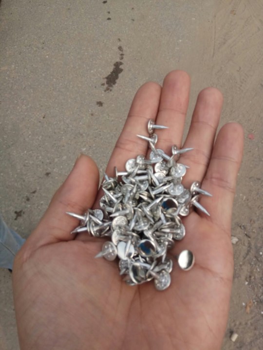 đinh rải trên đường 2