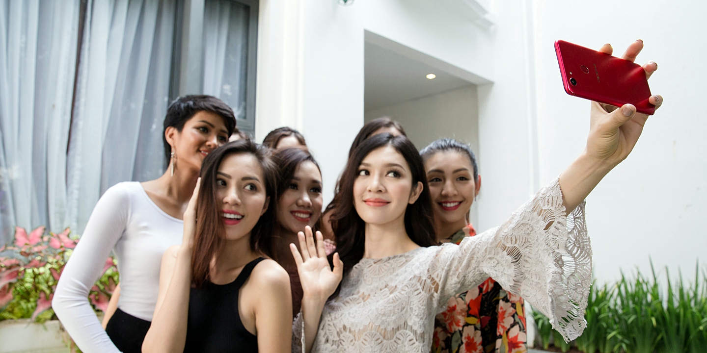 oppo-f5-bat-ngo-xuat-hien-tren-tay-thi-sinh-hoa-hau-hoan-vu-va-mv-noo-phuoc-thinh_4