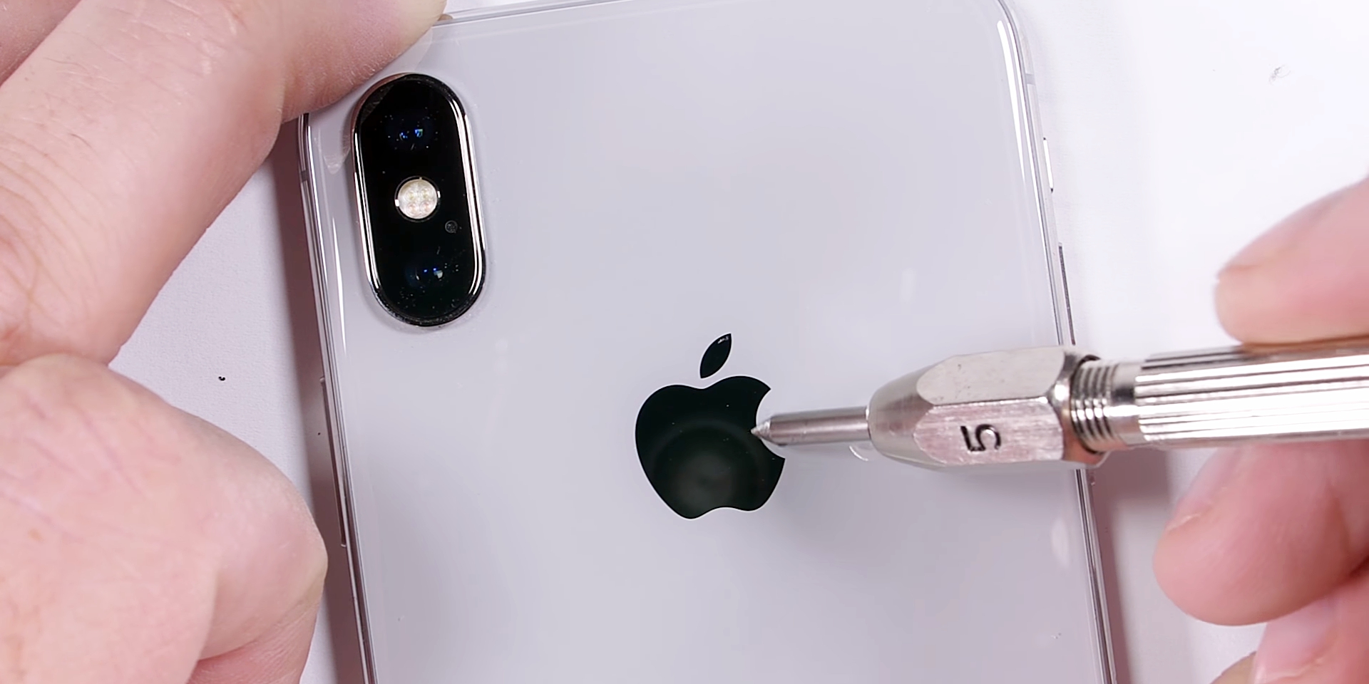 thử nghiệm độ bền iPhone X 1