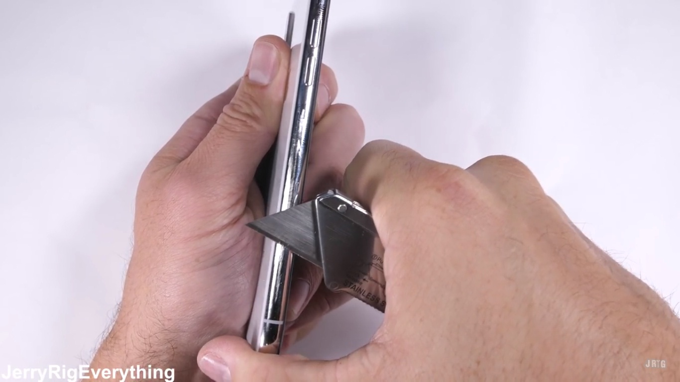 thử nghiệm độ bền iPhone X Jerry Rig Everything 6
