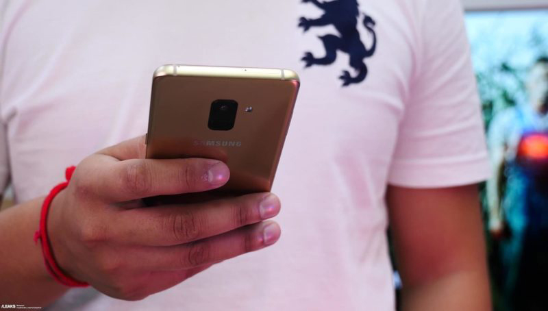 trên tay Galaxy A8
