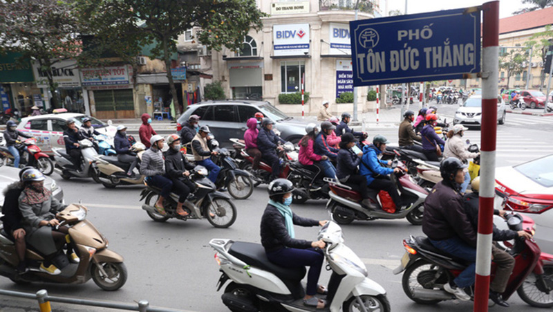 xe máy lấn chiếm vỉa hè